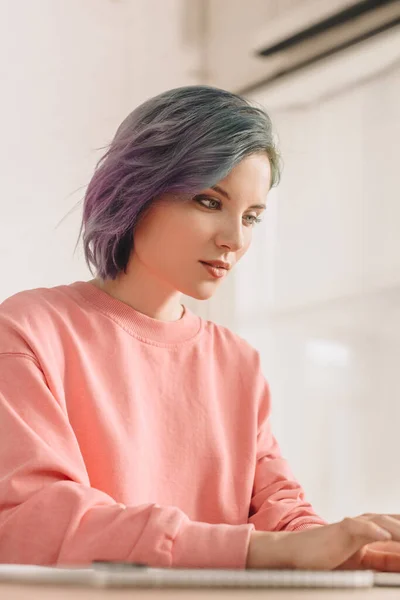Foco Seletivo Freelancer Concentrado Com Cabelo Colorido Camisola Rosa Mesa — Fotografia de Stock