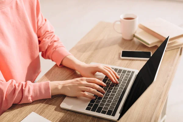 Vue Recadrée Pigiste Travaillant Avec Ordinateur Portable Table — Photo