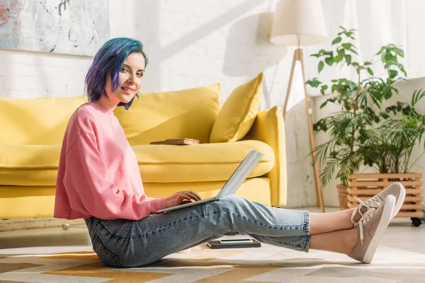 Freelancer Con Pelo Colorido Sonriendo Mirando Cámara Trabajando Con Ordenador — Foto de Stock