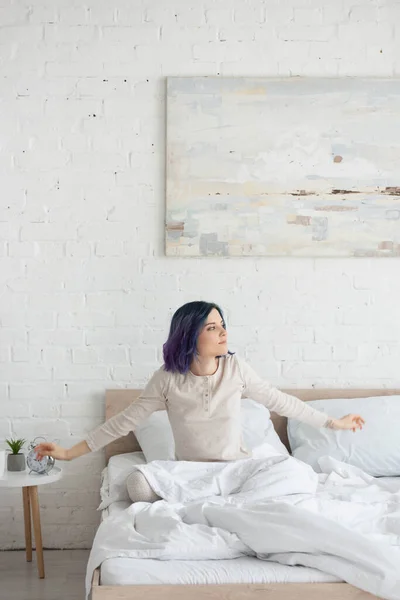 Привлекательная Женщина Красочными Волосами Открытыми Объятиями Смотрит Кровать Спальне — стоковое фото