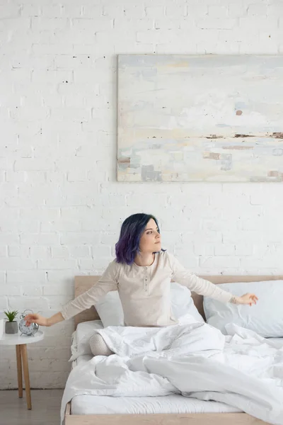 Mujer Atractiva Con Pelo Colorido Los Brazos Abiertos Mirando Hacia — Foto de Stock