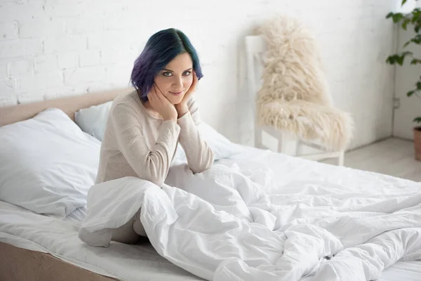 Mulher Com Cabelo Colorido Sorrindo Olhando Para Câmera Cama Quarto — Fotografia de Stock