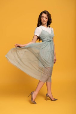 Sarı giyinmiş zarif genç bahar kadını 