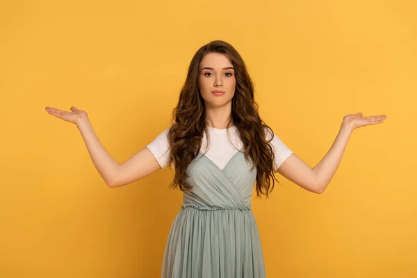 Atractiva Chica Sonriente Camiseta Vestido Presentando Algo Amarillo — Foto de Stock