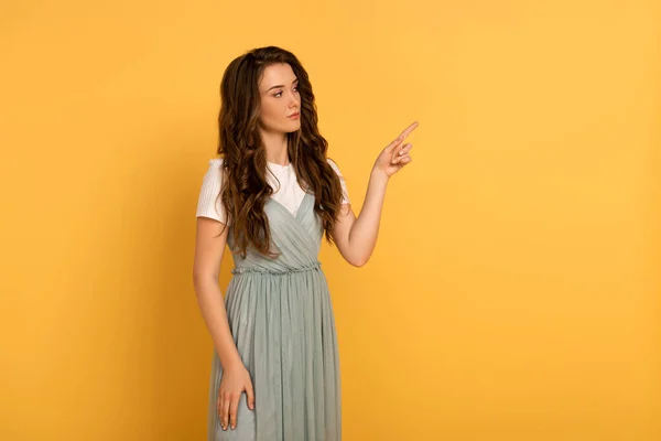 Hermosa Chica Camiseta Vestido Apuntando Amarillo —  Fotos de Stock