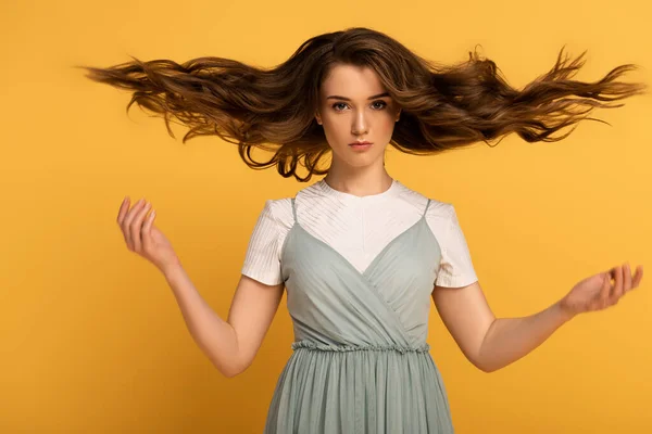 Mooie Zelfverzekerde Lente Vrouw Met Lang Haar Geïsoleerd Geel — Stockfoto