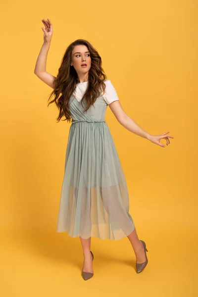 Mulher Primavera Surpreendida Dançando Vestido Elegante Amarelo — Fotografia de Stock