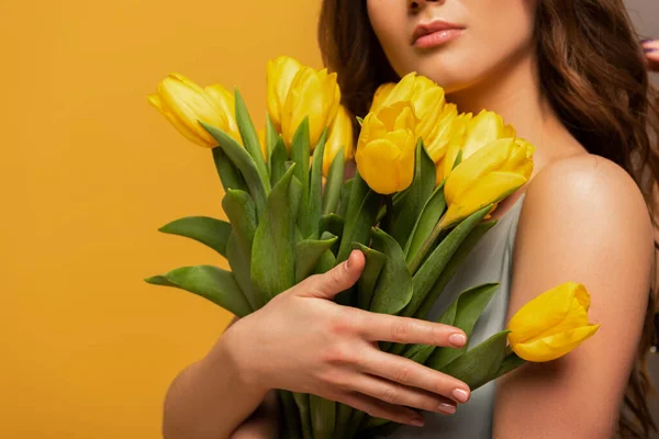 Avskallet Syn Jente Vårkjole Med Bukett Tulipanblomster Isolert Gult – stockfoto