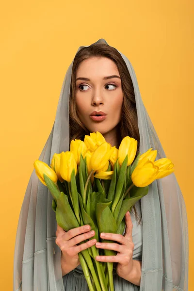 Femme Surprise Voile Tenant Bouquet Tulipes Isolées Sur Jaune — Photo