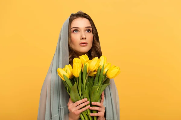 Vacker Kvinna Slöja Hålla Bukett Tulpan Blommor Isolerade Gul — Stockfoto