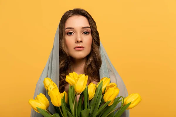 Atrakcyjna Młoda Kobieta Welonie Gospodarstwa Bukiet Tulipanów Izolowanych Żółto — Zdjęcie stockowe