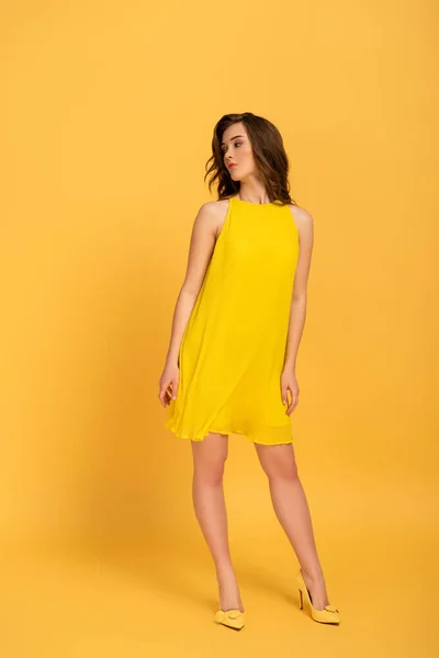 Atractiva Mujer Joven Elegante Vestido Amarillo —  Fotos de Stock