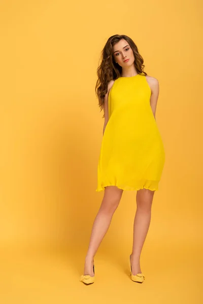 Belle Jeune Femme Élégante Robe Sur Jaune — Photo