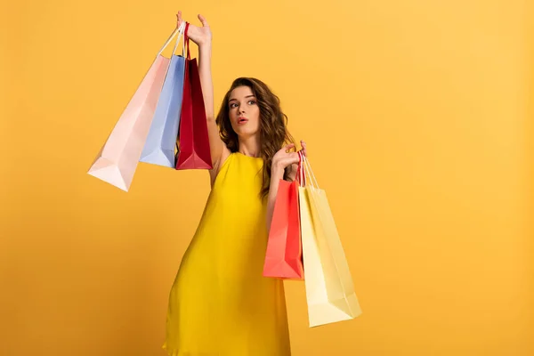 Fille Surprise Robe Printemps Tenant Des Sacs Provisions Sur Jaune — Photo