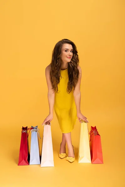 Menina Feliz Elegante Vestido Primavera Segurando Sacos Compras Amarelo — Fotografia de Stock