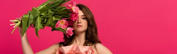 Panoramaaufnahme Des Mädchens Mit Frühlingsstrauß Aus Tulpenblüten Isoliert Auf Rosa — Stockfoto