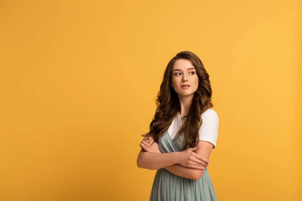 Menina Atenciosa Atraente Com Braços Cruzados Amarelo — Fotografia de Stock