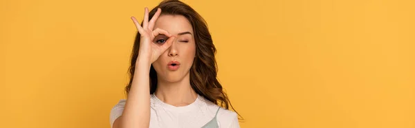 Tiro Panorâmico Menina Primavera Chocada Mostrando Sinal Isolado Amarelo — Fotografia de Stock