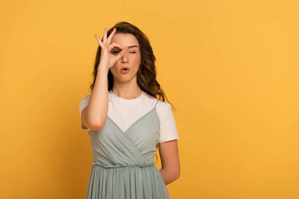 Attractive Shocked Girl Showing Sign Yellow — Stock Photo, Image