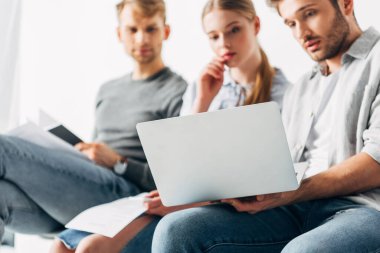 İş görüşmesini beklerken dizüstü bilgisayara bakan çalışanların seçici odak noktası 