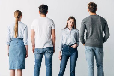 Adayların yakınındaki kameraya el ele bakan çekici bir çalışan.