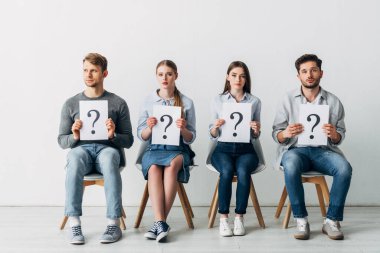 İş görüşmesini beklerken üzerinde soru işaretleri olan bir grup çalışan 