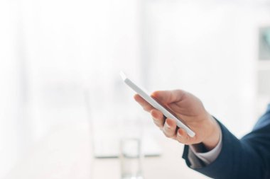 Akıllı telefonu boş ekran ile tutan adamın kırpılmış görüntüsü