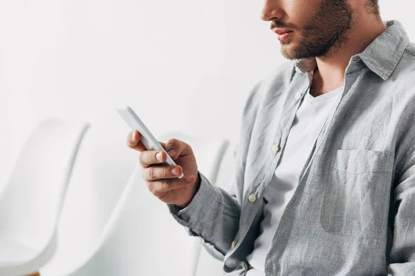Cropped View Employee Using Smartphone Office — Stock Photo, Image