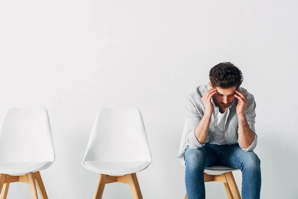 Nachdenklicher Mann Wartet Auf Vorstellungsgespräch Auf Stuhl Büro — Stockfoto