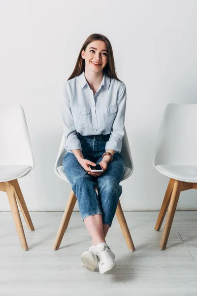 Funcionário Sorridente Segurando Smartphone Com Tela Branco Cadeira Escritório — Fotografia de Stock