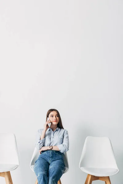 Mulher Bonita Falando Smartphone Enquanto Espera Entrevista Emprego Escritório — Fotografia de Stock