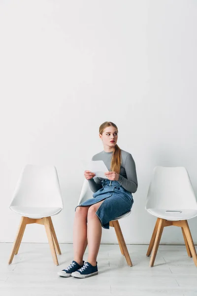 Beautiful Employee Resume Looking Away Smartphone Chair Office — Stock Photo, Image