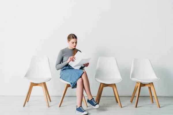 Beautiful Candidate Holding Resume While Sitting Chair Office — Stock Photo, Image