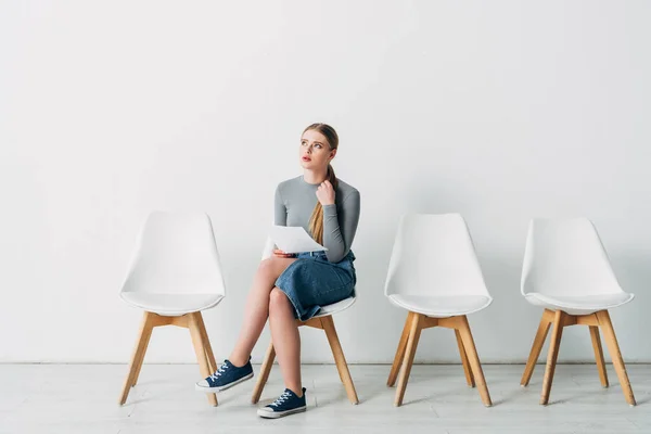 Mujer Atractiva Sosteniendo Curriculum Vitae Mientras Espera Entrevista Trabajo Oficina — Foto de Stock