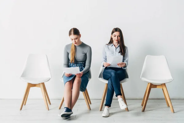 Jovens Mulheres Com Currículo Sentado Cadeiras Escritório — Fotografia de Stock