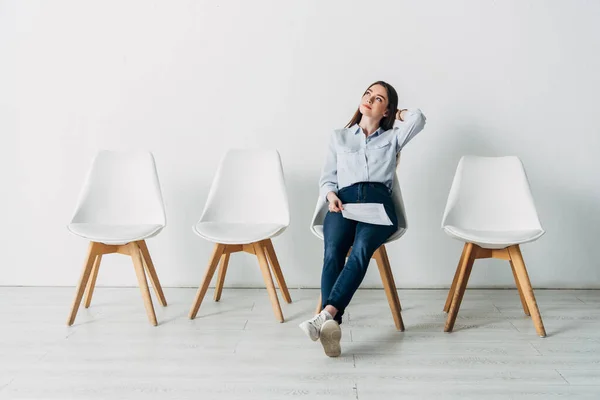 Soñador Solicitante Con Curriculum Vitae Sentado Silla Oficina — Foto de Stock