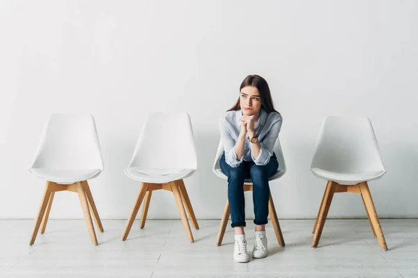 Chica Pensativa Espera Entrevista Trabajo Oficina — Foto de Stock