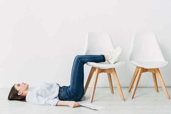 Vue Latérale Employé Couché Sur Sol Près Chaise Dans Bureau — Photo