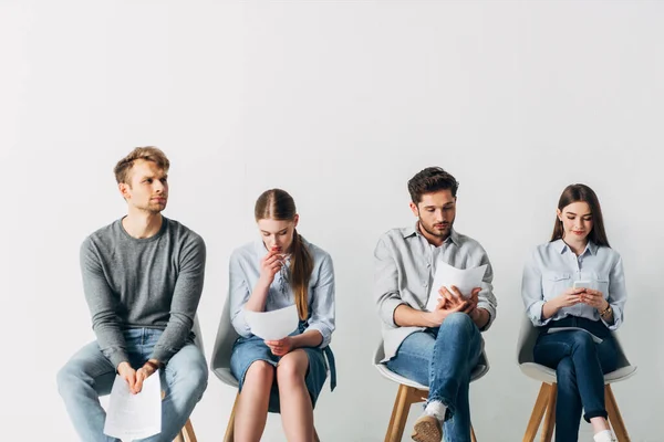 Employees Reading Resume Using Smartphone Chairs Office — Stock Photo, Image