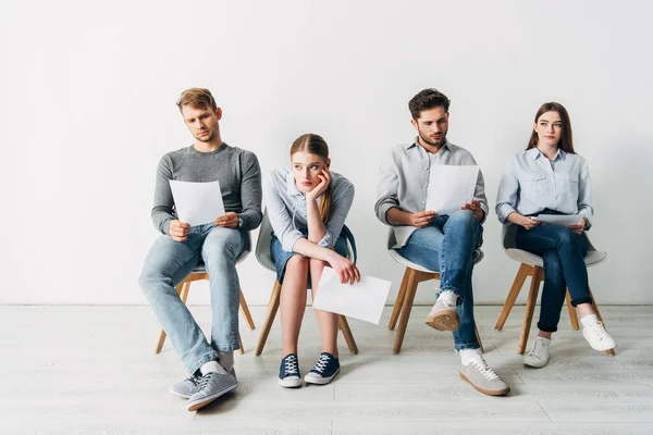 Grupo Funcionários Com Currículo Espera Entrevista Emprego Escritório — Fotografia de Stock