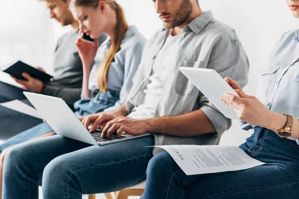 Enfoque Selectivo Del Empleado Que Usa Tableta Digital Cerca Candidatos — Foto de Stock