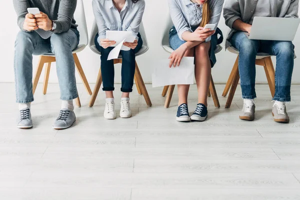 Ausgeschnittene Ansicht Von Mitarbeitern Mit Gadgets Büro — Stockfoto