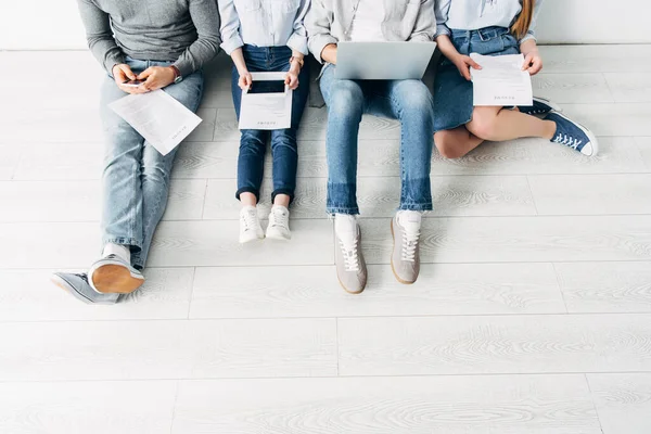 Gekropte Weergave Van Werknemers Met Digitale Apparaten Vloer Kantoor — Stockfoto