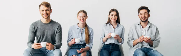 Panoramische Opname Van Collega Met Bekers Die Glimlachen Camera — Stockfoto