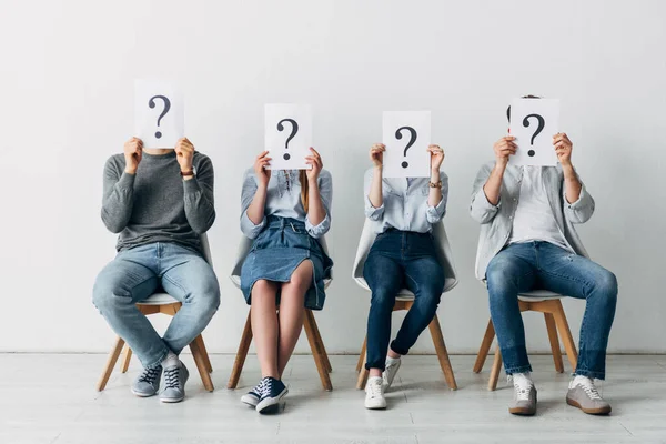 Jóvenes Sosteniendo Tarjetas Con Signos Interrogación Mientras Esperan Una Entrevista —  Fotos de Stock