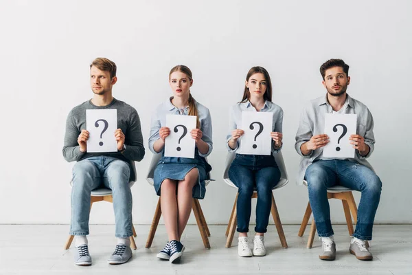 Gruppo Dipendenti Possesso Carte Con Punti Interrogativi Attesa Colloquio Lavoro — Foto Stock