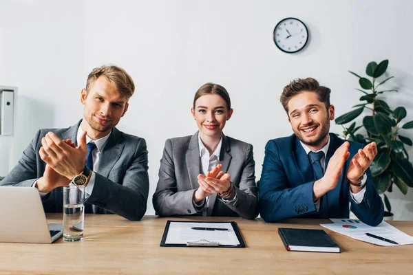 Reclutatori Sorridenti Applaudono Guardano Fotocamera Vicino Documenti Laptop Sul Tavolo — Foto Stock