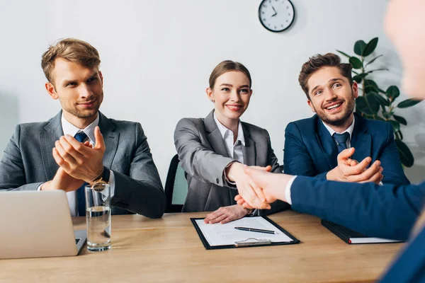 Foco Seletivo Recrutador Sorridente Apertando Mão Com Funcionário Escritório — Fotografia de Stock