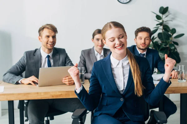 Foco Seletivo Empregado Alegre Mostrando Sim Gesto Perto Recrutadores Escritório — Fotografia de Stock