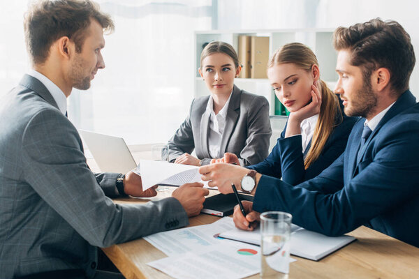 Concentration Sélective Employé Avec Curriculum Vitae Pendant Entretien Embauche Avec — Photo